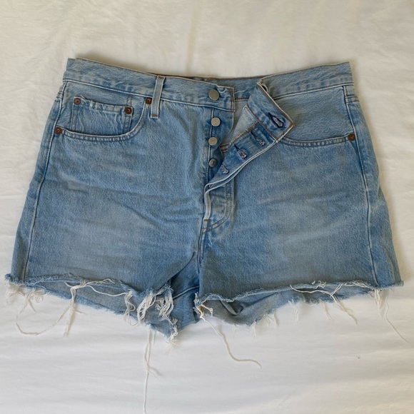LEVI’s raw hem High Waisted Jean short w 4 buttons - Picture 1 of 5